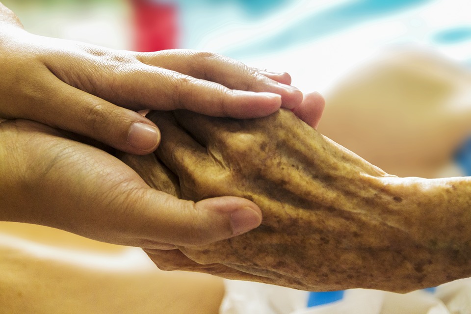 Cómo tratar la piel muy fina en ancianos y el adulto mayor